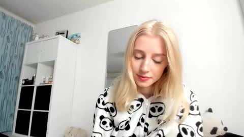 Snapshot of kenziedawton chatting on November 22, 4:33 am Kenzie online show from November 22, 4:33 am