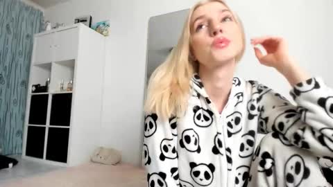 Snapshot of kenziedawton chatting on November 24, 4:23 am Kenzie online show from November 24, 4:23 am