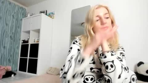 Snapshot of kenziedawton chatting on November 26, 4:46 am Kenzie online show from November 26, 4:46 am