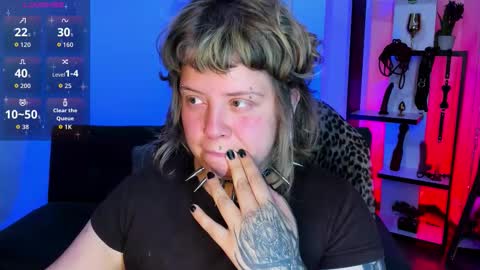 Snapshot of kenziesharik chatting on December 3, 5:37 am Kenzie online show from December 3, 5:37 am