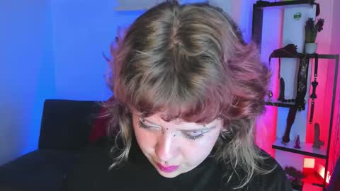 Snapshot of kenziesharik chatting on December 19, 6:42 am Kenzie online show from December 19, 6:42 am