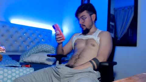 kevinsantiag0 online show from August 9, 12:56 am