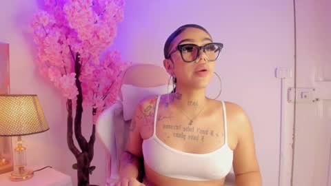 Snapshot of khelany_isyy chatting on February 13, 1:40 am Khelany Isyy online show from February 13, 1:40 am