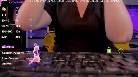 Snapshot of khionebesset chatting on November 21, 1:37 am Khi. online show from November 21, 1:37 am