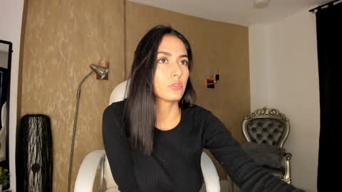 Khloe online show from December 13, 1:33 pm