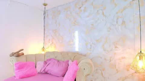 Snapshot of khloeblake chatting on June 4, 11:49 am Khloe online show from June 4, 11:49 am