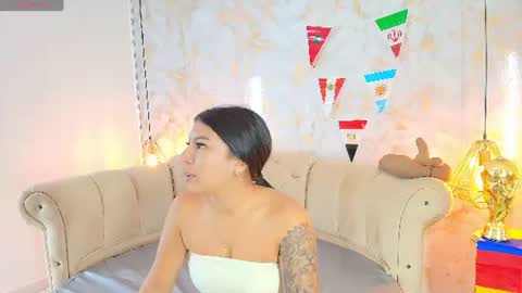 Snapshot of khloeblake chatting on June 19, 5:23 am Khloe online show from June 19, 5:23 am