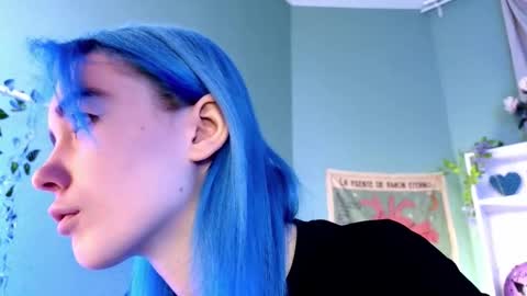 Snapshot of kiara_dream chatting on December 3, 9:02 pm Kira online show from December 3, 9:02 pm