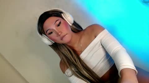 Snapshot of kiera_on_fire chatting on December 12, 9:19 am Kiera online show from December 12, 9:19 am