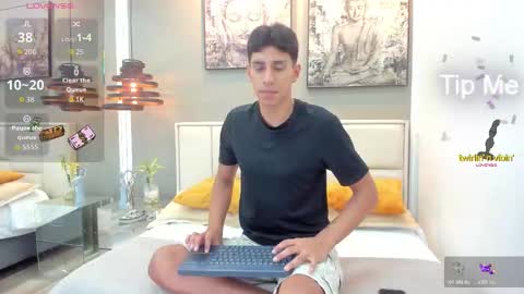 Snapshot of kieran_derek chatting on November 15, 5:05 am Kieran Derek online show from November 15, 5:05 am