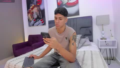 Snapshot of kieran_derek chatting on November 19, 2:00 am Kieran Derek online show from November 19, 2:00 am