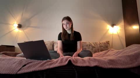 Ola my name is Lissa  Lets hit 10 Thumbs Up together   online show from March 6, 12:34 pm