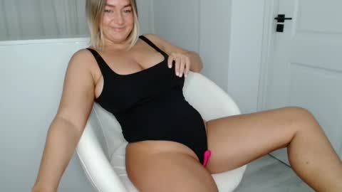 Snapshot of kiki_akai chatting on October 24, 4:31 am Ada online show from October 24, 4:31 am