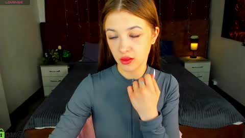 Snapshot of kiki_shanel chatting on May 27, 1:02 am Kiki online show from May 27, 1:02 am