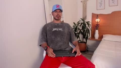 Snapshot of killua_zagarra_ chatting on November 8, 9:46 pm Kilua Muscle guy online show from November 8, 9:46 pm