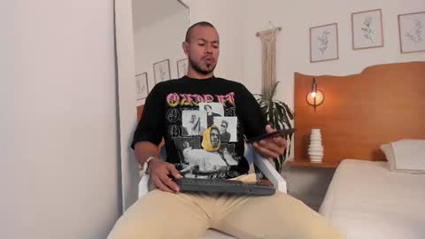 Snapshot of killua_zagarra_ chatting on January 8, 9:39 pm Kilua Muscle guy online show from January 8, 9:39 pm