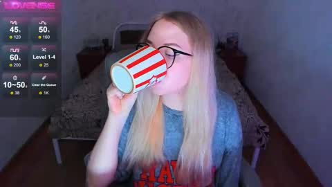 Snapshot of kim_girl_next_door chatting on February 8, 10:29 am KIM online show from February 8, 10:29 am