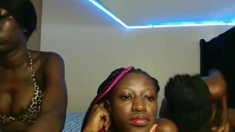 Snapshot of kimberly_chloe chatting on November 19, 4:34 am Kimberly online show from November 19, 4:34 am