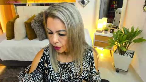 Snapshot of kimberly_milf5 chatting on June 26, 10:25 pm Kimberly online show from June 26, 10:25 pm