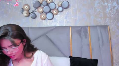 Snapshot of kimdevinne chatting on March 1, 2:48 am KIM online show from March 1, 2:48 am