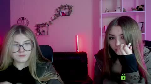 kimi_glow online show from May 2, 9:31 pm
