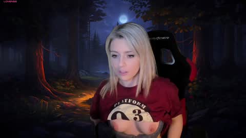 Snapshot of kimilee22 chatting on December 5, 7:38 pm Wolfs Girl online show from December 5, 7:38 pm