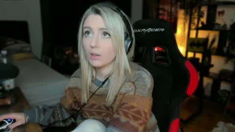 Snapshot of kimilee22 chatting on February 12, 7:13 pm Wolfs Girl online show from February 12, 7:13 pm