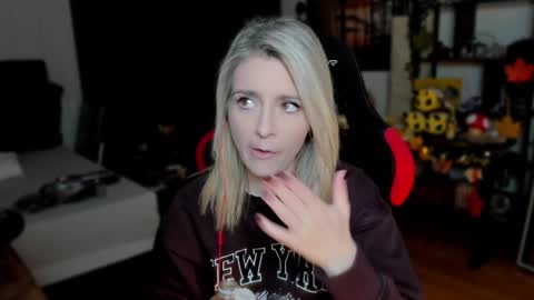 Snapshot of kimilee22 chatting on September 23, 4:54 pm Wolfs Girl online show from September 23, 4:54 pm