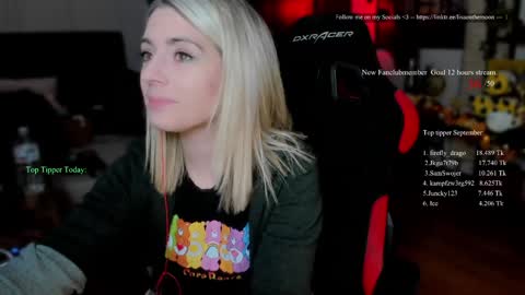 Snapshot of kimilee22 chatting on October 1, 7:20 pm Wolfs Girl online show from October 1, 7:20 pm