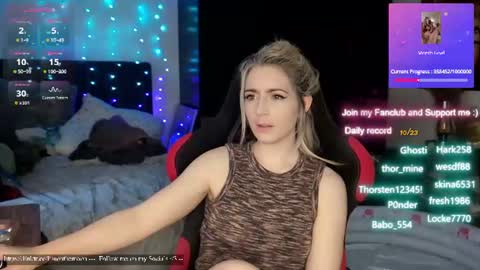 Snapshot of kimilee22 chatting on July 1, 3:45 pm Wolfs Girl online show from July 1, 3:45 pm