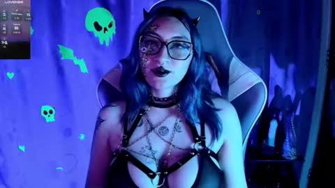 Snapshot of kimlennox_ chatting on December 5, 2:03 pm online show from December 5, 2:03 pm