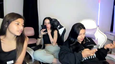 Snapshot of kimmi_foxy chatting on February 17, 11:20 pm kimmi online show from February 17, 11:20 pm