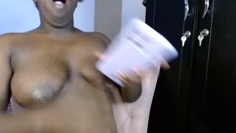 kimmy94192 online show from December 6, 7:10 am