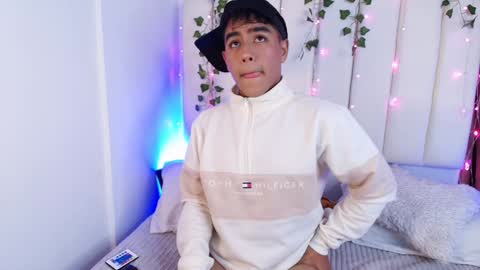 Snapshot of king_azahell chatting on January 4, 2:56 am king help me reach 100 likes online show from January 4, 2:56 am