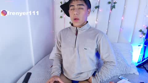 Snapshot of king_azahell chatting on January 8, 3:19 am king help me reach 100 likes online show from January 8, 3:19 am