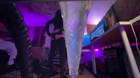 Snapshot of kinksmcgee chatting on March 29, 10:37 am Nikki online show from March 29, 10:37 am