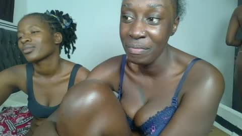 Snapshot of kinky_leila chatting on July 7, 6:47 am kinky_leila online show from July 7, 6:47 am