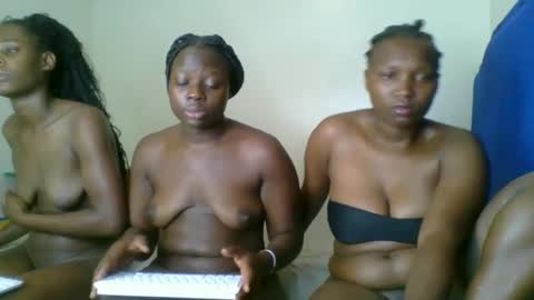 Snapshot of kinky_roey chatting on February 20, 8:06 am kinky_roey online show from February 20, 8:06 am