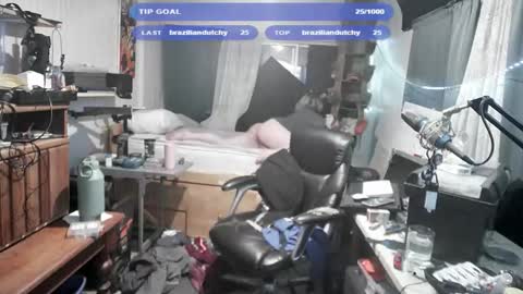 Snapshot of kinkybiguy14 chatting on October 26, 12:49 am Kinky Cassie online show from October 26, 12:49 am