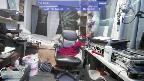 Snapshot of kinkybiguy14 chatting on December 5, 1:03 am Kinky Cassie online show from December 5, 1:03 am