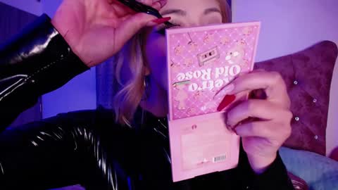 Snapshot of kinkydoll_ chatting on December 7, 8:27 pm Sara online show from December 7, 8:27 pm