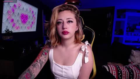 Snapshot of kinkydoll_ chatting on January 3, 6:33 am Sara online show from January 3, 6:33 am