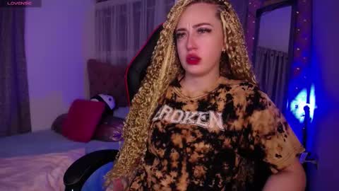 Snapshot of kinkydoll_ chatting on February 19, 4:23 am Sara online show from February 19, 4:23 am