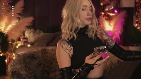 Snapshot of kinkylina_ chatting on February 8, 3:21 pm kinkylina_ online show from February 8, 3:21 pm