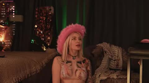 Snapshot of kinkylina_ chatting on February 9, 7:19 pm kinkylina_ online show from February 9, 7:19 pm