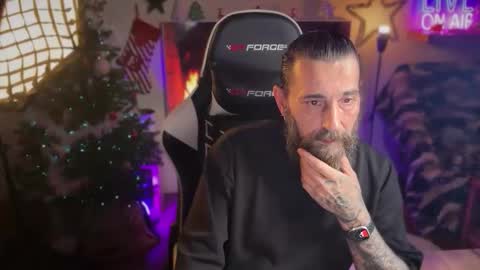 Snapshot of kinkyrusty chatting on December 15, 8:24 pm kinkyrusty online show from December 15, 8:24 pm