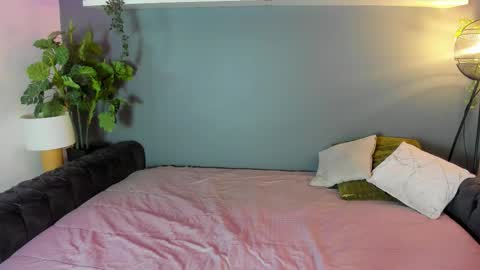 kira_exe online show from February 18, 12:01 pm