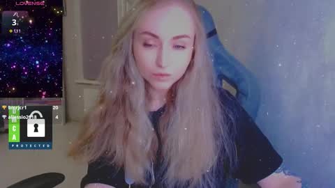 Snapshot of kira_love_sleep chatting on December 1, 4:01 pm you know thumb up me please its important online show from December 1, 4:01 pm