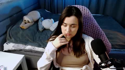 Snapshot of kira_yammy chatting on February 6, 5:19 pm Kira follow me online show from February 6, 5:19 pm