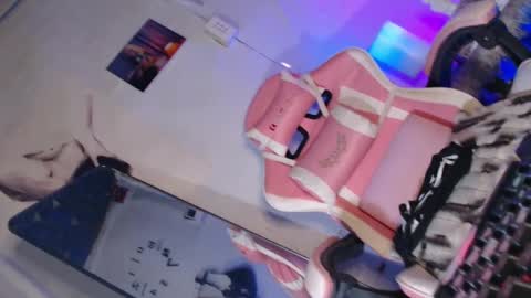 Snapshot of kiramillerxx chatting on December 5, 3:04 am Its your girl KIRA online show from December 5, 3:04 am